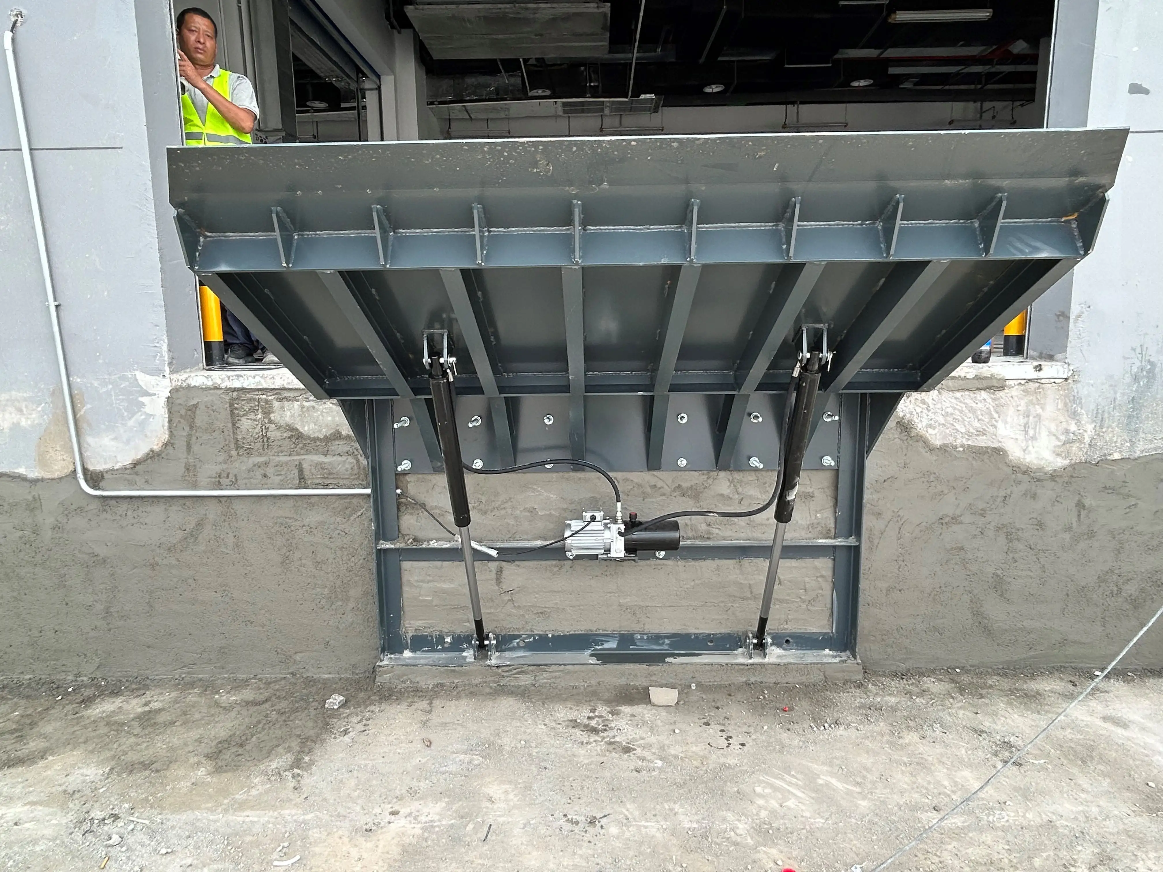 HYDRAULIC DOCK LEVELER